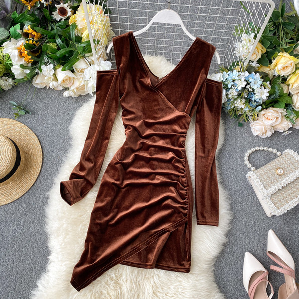 Rochie de dama moderna din catifea cu umerii goi in doua culori