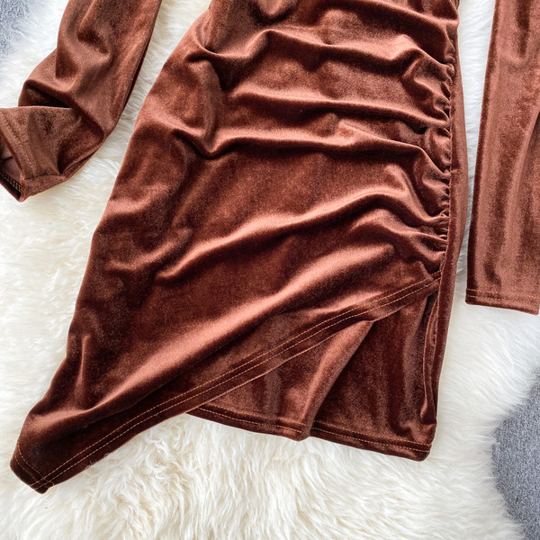 Rochie de dama moderna din catifea cu umerii goi in doua culori