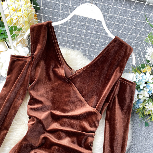 Rochie de dama moderna din catifea cu umerii goi in doua culori