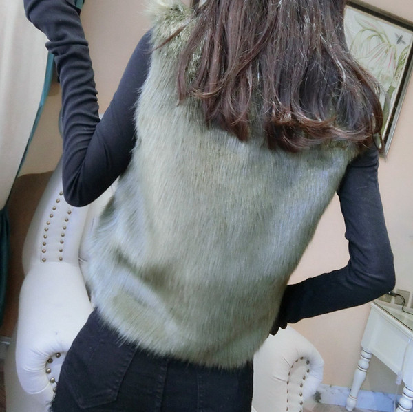 Vesta de puf de dama de culoare verde cu guler din imitatie de piele