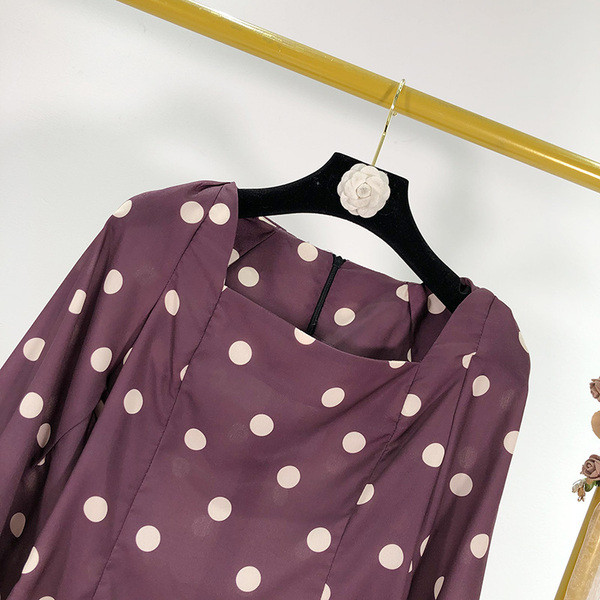 Bluză de damă cu decolteu pătrat cu puncte mov