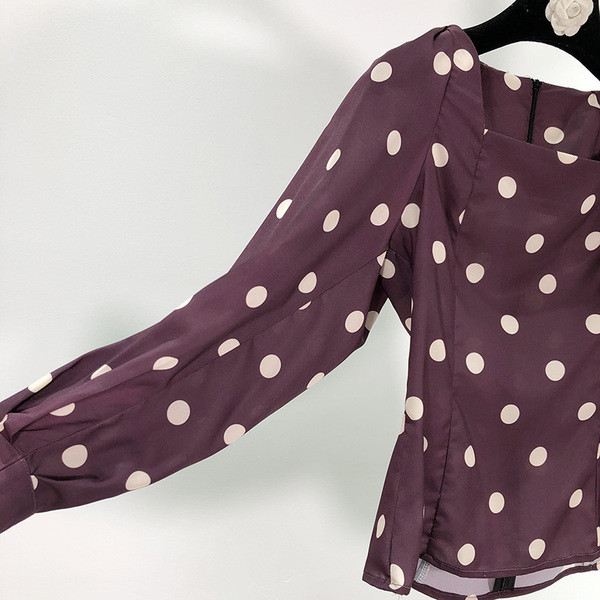 Bluză de damă cu decolteu pătrat cu puncte mov