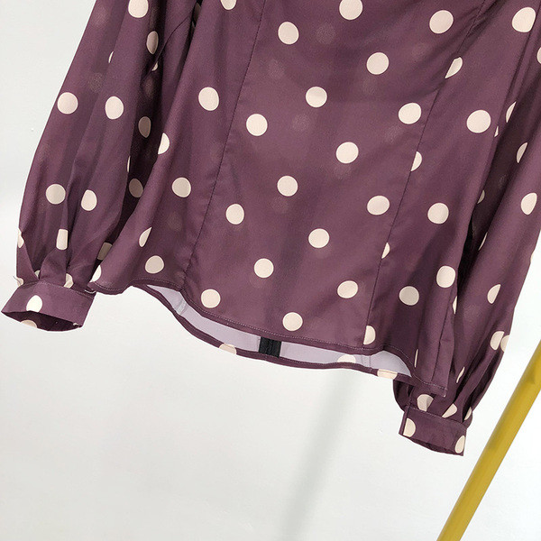 Bluză de damă cu decolteu pătrat cu puncte mov