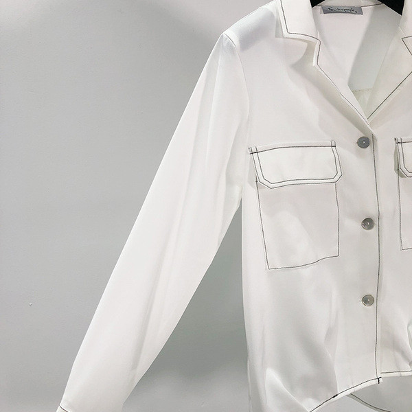 Cămașă asimetrică de damă cu buzunare albe