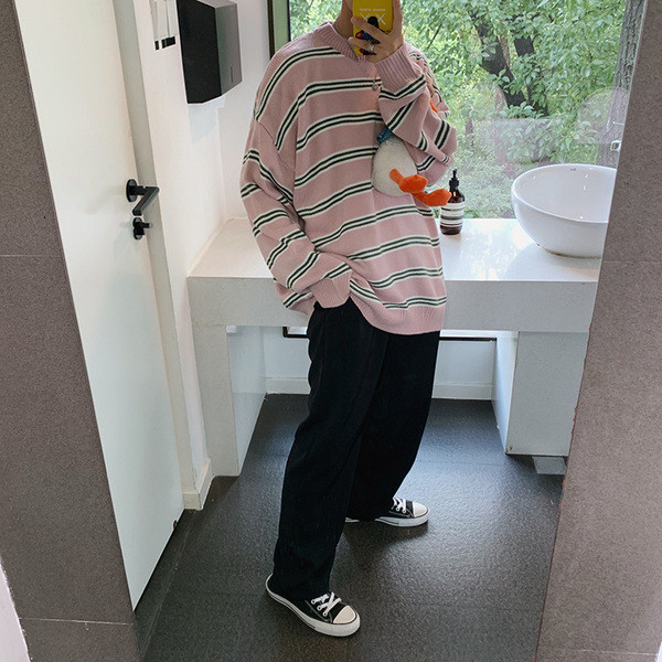 Pulover bărbătesc lat cu dungi în roz, albastru și negru