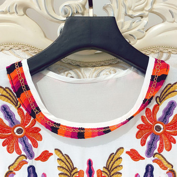 Rochie de dama cu model croiat cu broderie colorata