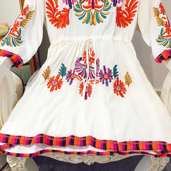 Rochie de dama cu model croiat cu broderie colorata