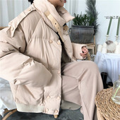 Geaca de dama moderna cu nasturi de culoare bej