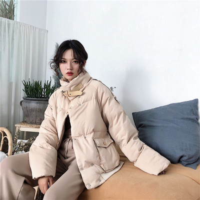 Geaca de dama moderna cu nasturi de culoare bej