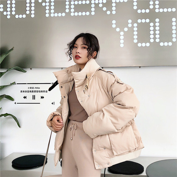 Geaca de dama moderna cu nasturi de culoare bej