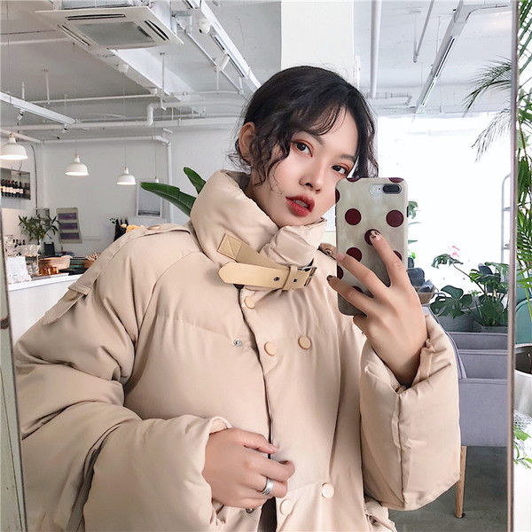 Geaca de dama moderna cu nasturi de culoare bej