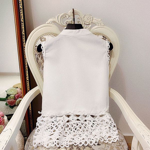 Bluza de dama cu dantela si nasturi in alb si negru