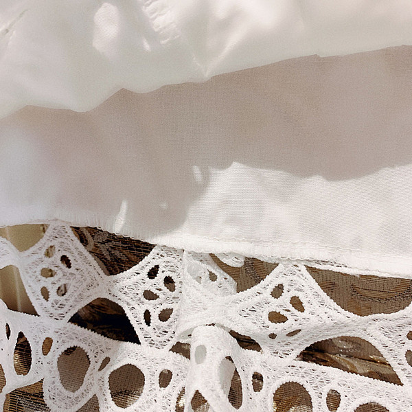 Bluza de dama cu dantela si nasturi in alb si negru