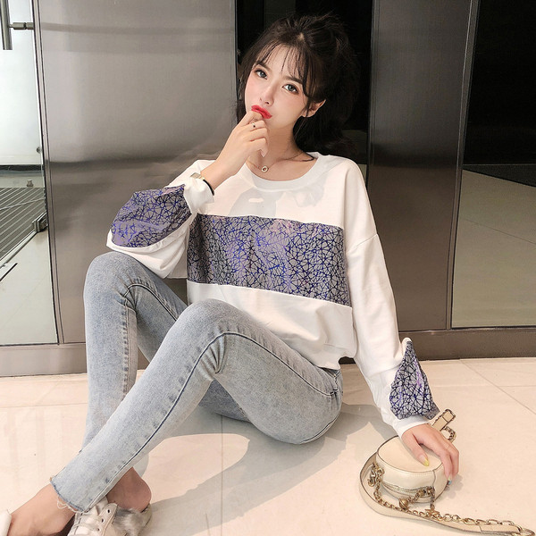 Bluză de damă modernă cu decolteu rotund în alb și negru