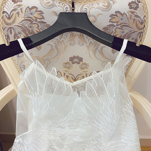 Maieu de damă din dantelă cu bretele subțiri de culoare albă