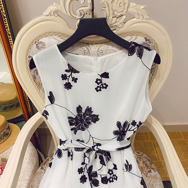 Rochie moderna de dama cu model floral croi dreapta in culoarea neagra