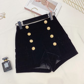 Pantaloni scurți moderni de catifea pentru femei în negru