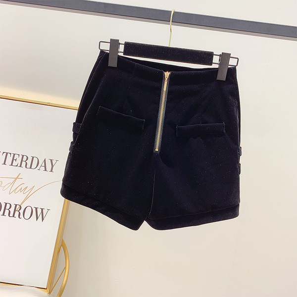 Pantaloni scurți moderni de catifea pentru femei în negru