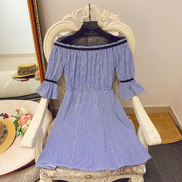 Rochie de dama in dungi cu dantela si maneci lotus