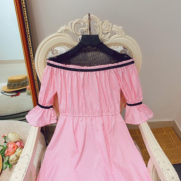 Rochie de dama in dungi cu dantela si maneci lotus