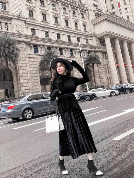 Set de pulover si fusta plisata de dama in doua culori