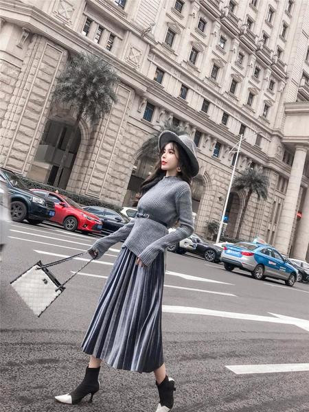 Set de pulover si fusta plisata de dama in doua culori