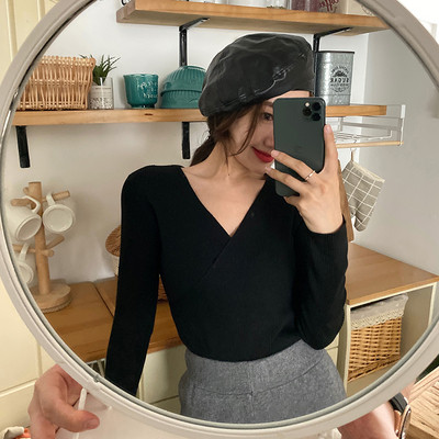 Bluză de damă cu decolteu profund în formă de spitz în patru culori