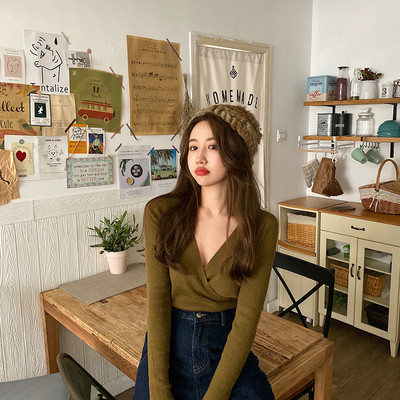 Bluză de damă cu decolteu profund în formă de spitz în patru culori