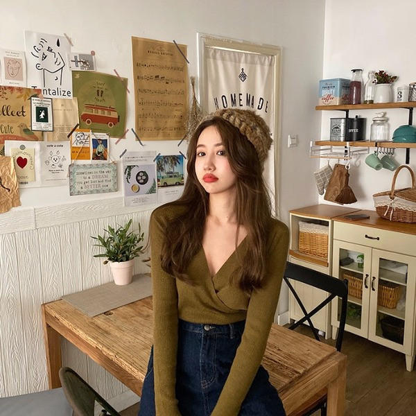 Bluză de damă cu decolteu profund în formă de spitz în patru culori