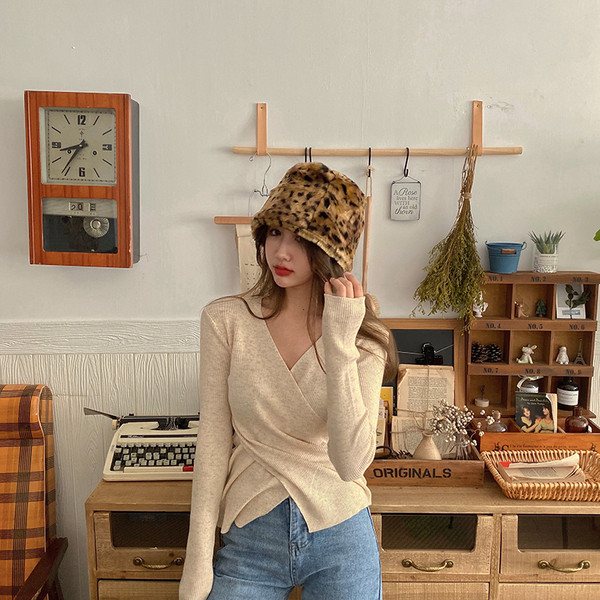 Bluză de damă cu decolteu profund în formă de spitz în patru culori