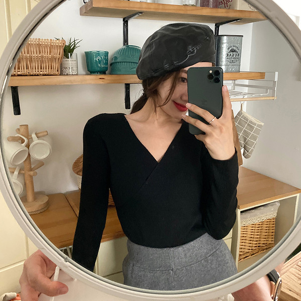 Bluză de damă cu decolteu profund în formă de spitz în patru culori