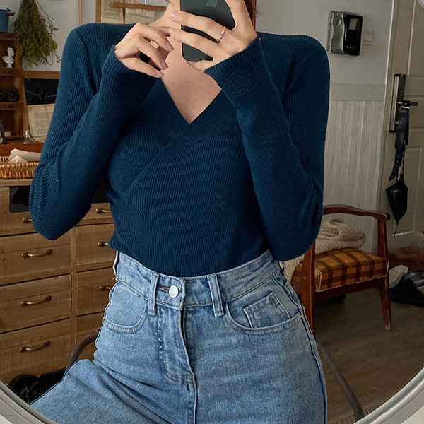 Bluză de damă cu decolteu profund în formă de spitz în patru culori