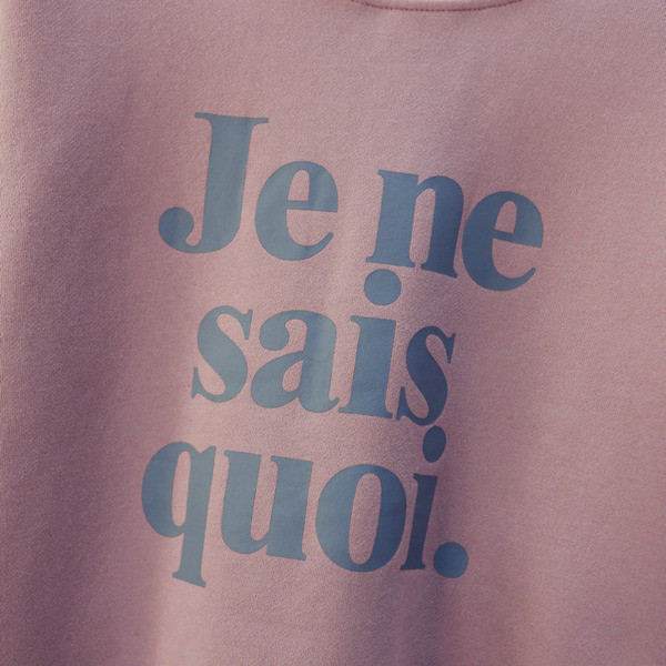 Hanorac de damă cu decolteu oval și inscripție cu mâneci lungi în trei culori