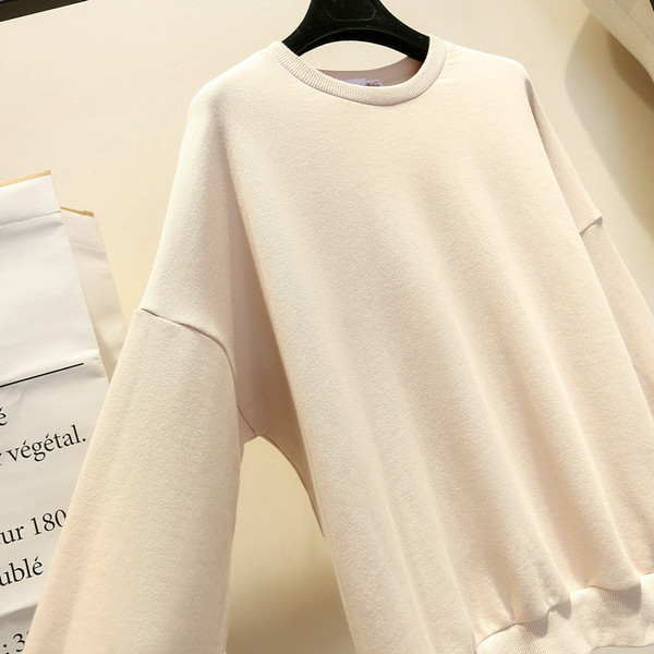 Modern női blúz ovális nyakkivágással és megkötős fehér és fekete színben