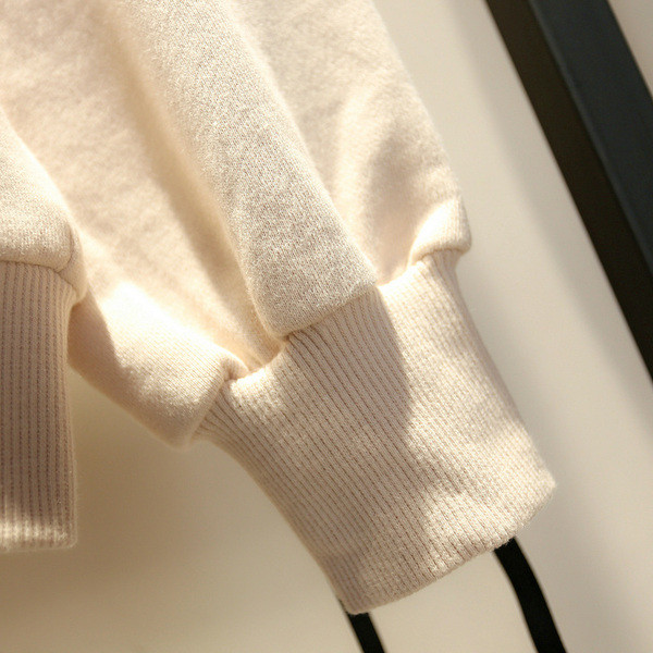 Modern női blúz ovális nyakkivágással és megkötős fehér és fekete színben