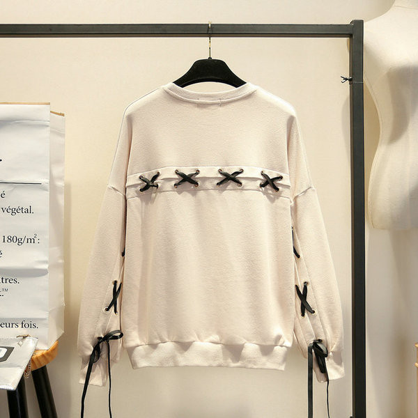 Modern női blúz ovális nyakkivágással és megkötős fehér és fekete színben