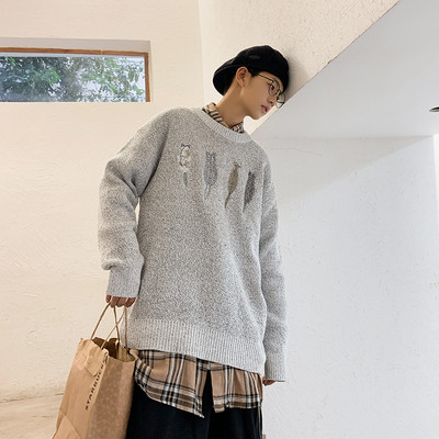 Alkalmi férfi pulóver ovális nyakkivágással és hímzéssel