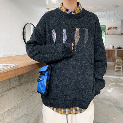 Alkalmi férfi pulóver ovális nyakkivágással és hímzéssel