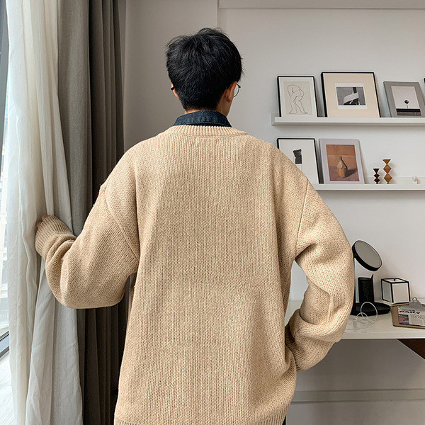 Alkalmi férfi pulóver ovális nyakkivágással és hímzéssel