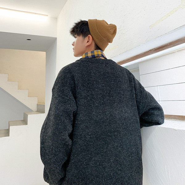 Alkalmi férfi pulóver ovális nyakkivágással és hímzéssel