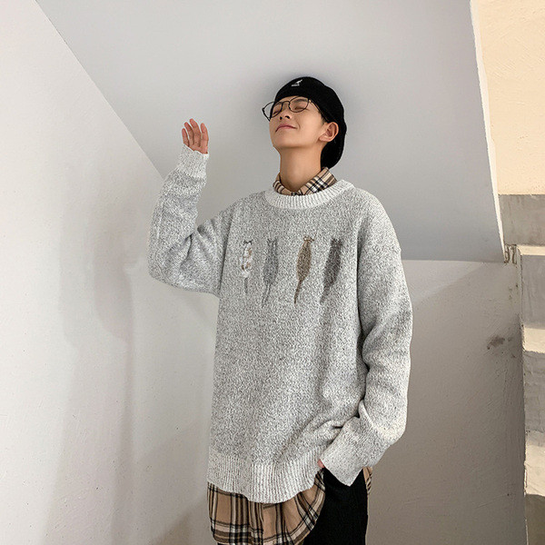 Alkalmi férfi pulóver ovális nyakkivágással és hímzéssel