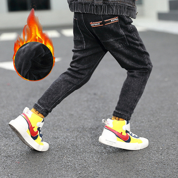 Model nou de blugi copii pentru baieti cu aplicatie in culoarea neagra