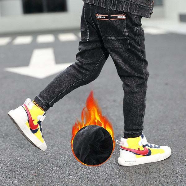 Model nou de blugi copii pentru baieti cu aplicatie in culoarea neagra