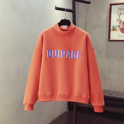 Bluză de damă cu guler înalt și inscripție în roz, albastru și portocaliu