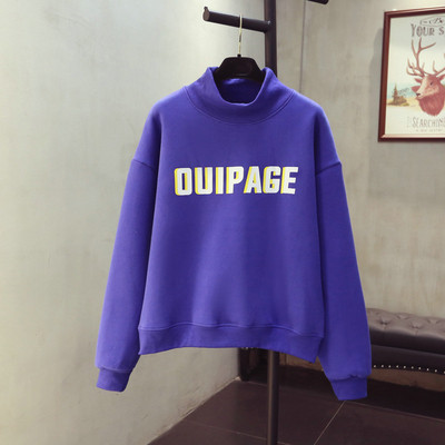 Bluză de damă cu guler înalt și inscripție în roz, albastru și portocaliu