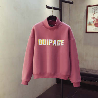 Bluză de damă cu guler înalt și inscripție în roz, albastru și portocaliu