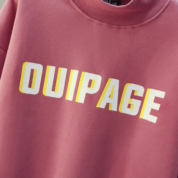 Bluză de damă cu guler înalt și inscripție în roz, albastru și portocaliu