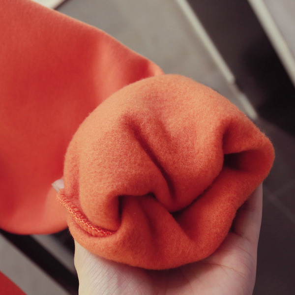 Bluză de damă cu guler înalt și inscripție în roz, albastru și portocaliu