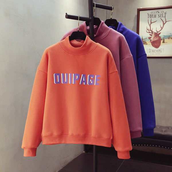 Bluză de damă cu guler înalt și inscripție în roz, albastru și portocaliu