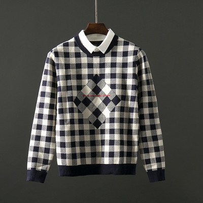 Pulover bărbătesc în carouri cu guler cusut în roșu și alb